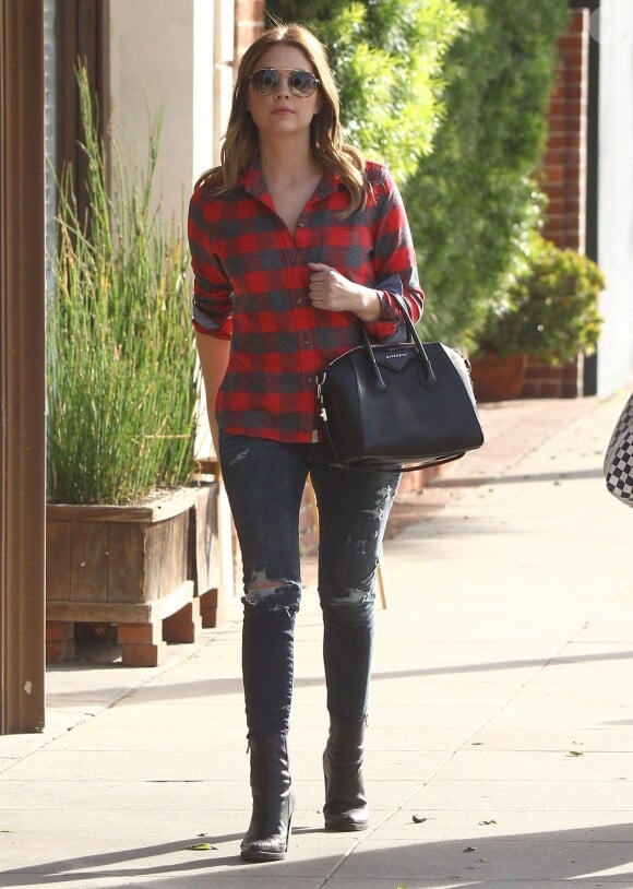 Ashley Benson fume une cigarette alors qu'elle fait du shopping avec une amie à Beverly Hills, le 8 décembre 2015.