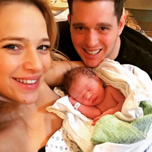 Michael Bublé a publié une photo de lui et son fils Elias ainsi que sa femme Luisana Lopilato sur sa page Instagram, au mois de février 2016.