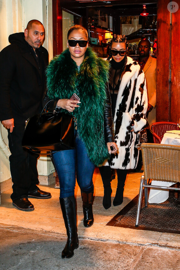 Kim Kardashian et La La Anthony quittent le restaurant Cipriani Downtown à New York, le 10 février 2016.