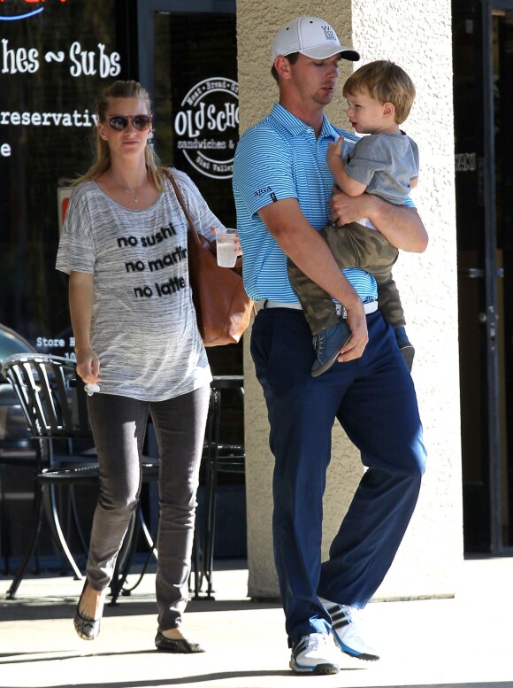 Exclusif - Heather Morris enceinte est allée déjeuner avec son mari Taylor Hubbell et leur fils Elijah à ‘Old School Sandwiches' à Los Angeles, le 9 novembre 2015