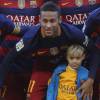 Neymar vec son fils Lucca da Silva avant la rencontre contre Grenade au Camp Nou à Barcelone le 9 janvier 2016