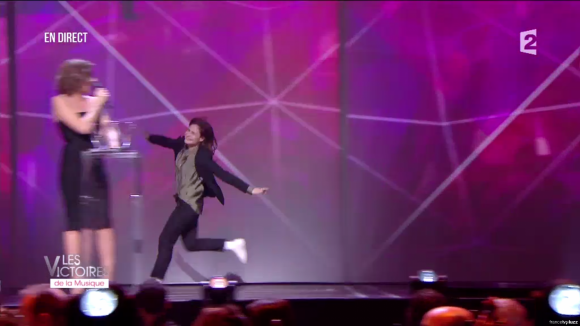 Christine and The Queens reçoit la Victoire du Concert de l'année - Victoires de la musique au Zénith de Paris, le 12 février 2016.