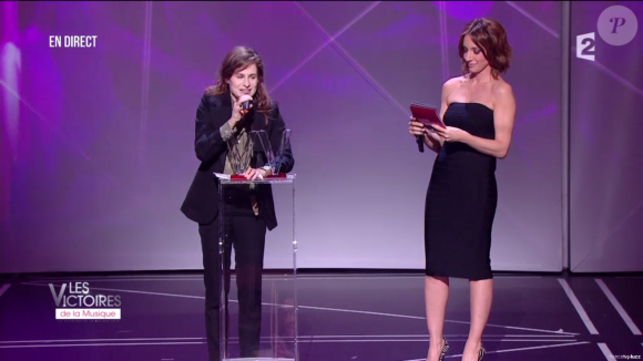 Christine and The Queens reçoit la Victoire du Concert de l'année - Victoires de la musique au Zénith de Paris, le 12 février 2016.