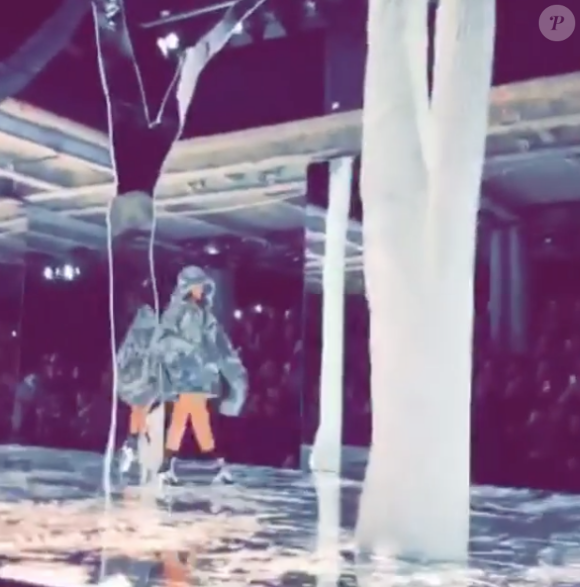 Rihanna défile lors du défilé de Rihanna, Fenty x Puma, à New York durant la Fashion-Week, le 12 février 2016