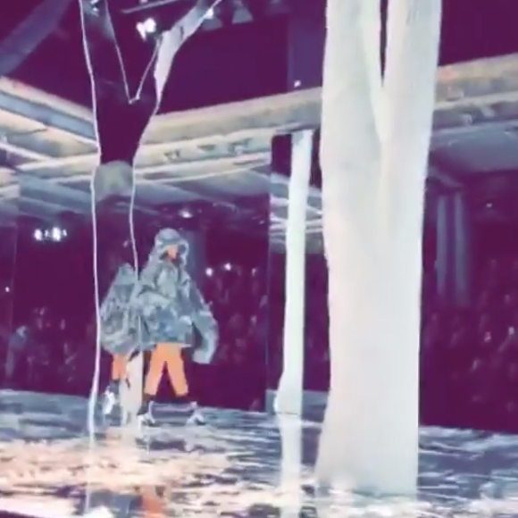 Rihanna défile lors du défilé de Rihanna, Fenty x Puma, à New York durant la Fashion-Week, le 12 février 2016