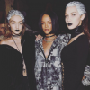 Les soeurs Hadid entourent la créatrice lors du défilé de Rihanna, Fenty x Puma, à New York durant la Fashion-Week, le 12 février 2016