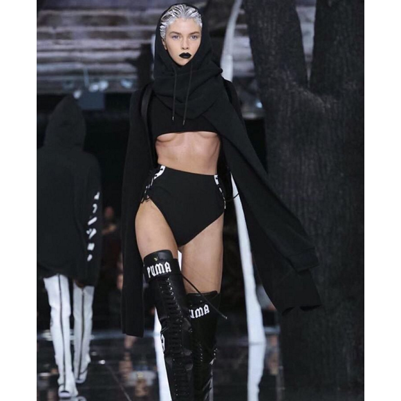 Stella Maxwell lors du défilé de Rihanna, Fenty x Puma, à New York durant la Fashion-Week, le 12 février 2016