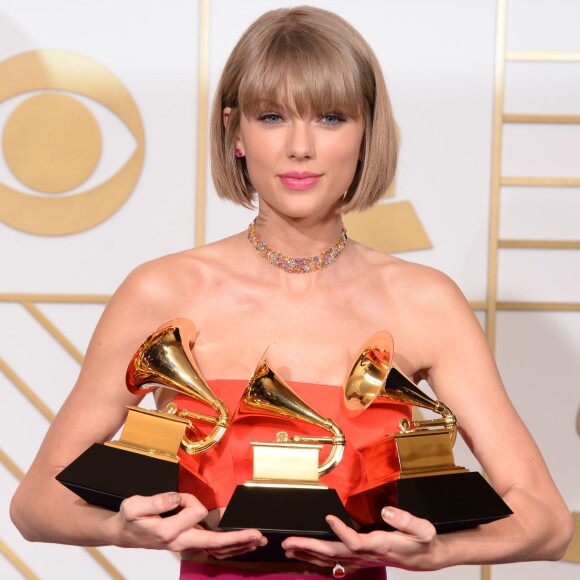 Taylor Swift lors des 58e Grammy Awards le 15 février 2016 à Los Angeles. La chanteuse, qui a interprété Out of the Woods en ouverture, a reçu trois trophées.