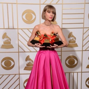 Taylor Swift lors des 58e Grammy Awards le 15 février 2016 à Los Angeles. La chanteuse, qui a interprété Out of the Woods en ouverture, a reçu trois trophées.