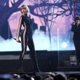 Taylor Swift lors des 58e Grammy Awards le 15 février 2016 à Los Angeles. La chanteuse, qui a interprété Out of the Woods en ouverture, a reçu trois trophées.