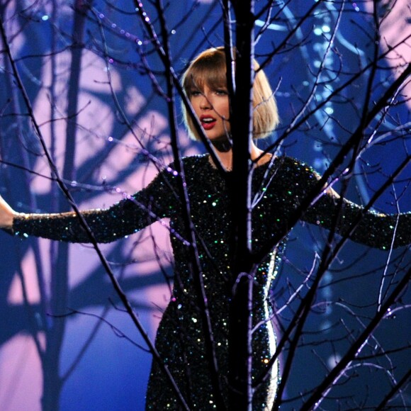 Taylor Swift lors des 58e Grammy Awards le 15 février 2016 à Los Angeles. La chanteuse, qui a interprété Out of the Woods en ouverture, a reçu trois trophées.