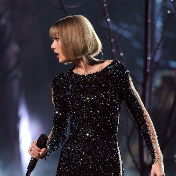 Taylor Swift lors des 58e Grammy Awards le 15 février 2016 à Los Angeles. La chanteuse, qui a interprété Out of the Woods en ouverture, a reçu trois trophées.