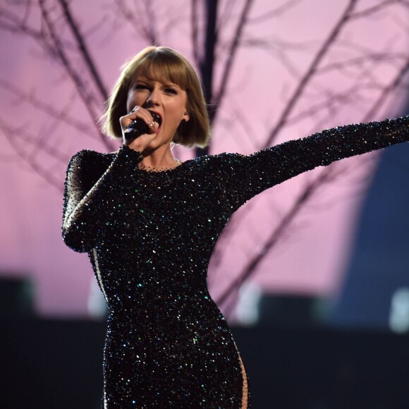 Taylor Swift lors des 58e Grammy Awards le 15 février 2016 à Los Angeles. La chanteuse, qui a interprété Out of the Woods en ouverture, a reçu trois trophées.