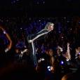 Taylor Swift lors des 58e Grammy Awards le 15 février 2016 à Los Angeles. La chanteuse, qui a interprété Out of the Woods en ouverture, a reçu trois trophées.