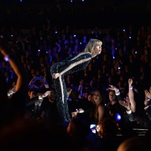 Taylor Swift lors des 58e Grammy Awards le 15 février 2016 à Los Angeles. La chanteuse, qui a interprété Out of the Woods en ouverture, a reçu trois trophées.