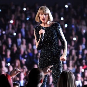 Taylor Swift lors des 58e Grammy Awards le 15 février 2016 à Los Angeles. La chanteuse, qui a interprété Out of the Woods en ouverture, a reçu trois trophées.