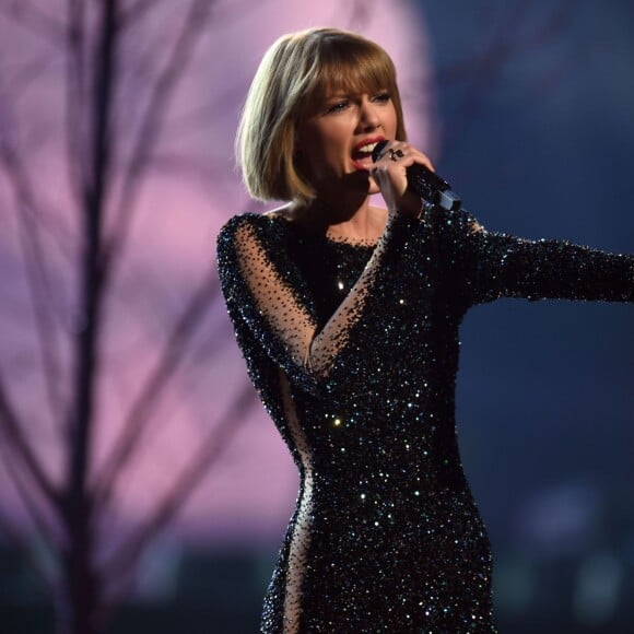 Taylor Swift lors des 58e Grammy Awards le 15 février 2016 à Los Angeles. La chanteuse, qui a interprété Out of the Woods en ouverture, a reçu trois trophées.