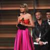 Taylor Swift lors des 58e Grammy Awards le 15 février 2016 à Los Angeles. La chanteuse, qui a interprété Out of the Woods en ouverture, a reçu trois trophées.