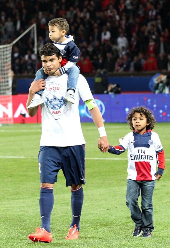 Thiago Silva et ses fils Isago et Iago, le 7 mai 2014 au Parc des Princes à Paris lors de la célébration du titre de champion de France