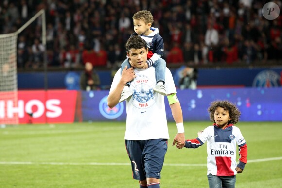 Thiago Silva et ses fils Isago et Iago, le 7 mai 2014 au Parc des Princes à Paris lors de la célébration du titre de champion de France