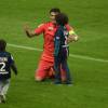 Thiago Silva et son fils Isago lors de la victoire du PSG en finale de la Couple de la ligue au Stade de France à Saint-Denis, le 11 avril 2015