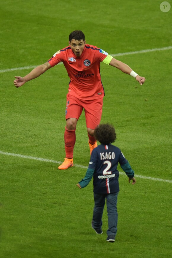 Thiago Silva et son fils Isago lors de la victoire du PSG en finale de la Couple de la ligue au Stade de France à Saint-Denis, le 11 avril 2015