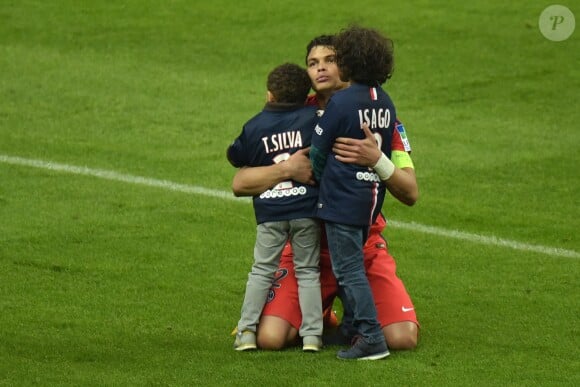 Thiago Silva et ses fils Isago et Iago lors de la victoire du PSG en finale de la Couple de la ligue au Stade de France à Saint-Denis, le 11 avril 2015