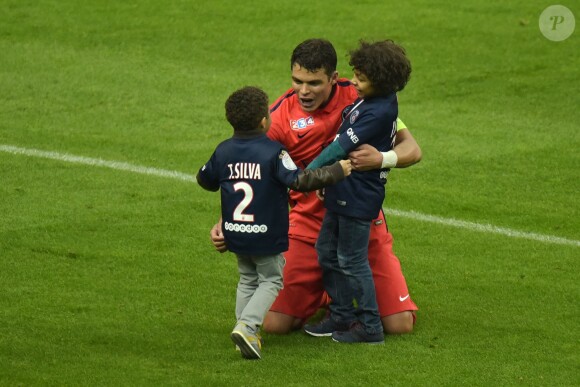 Thiago Silva et ses fils Isago et Iago lors de la victoire du PSG en finale de la Couple de la ligue au Stade de France à Saint-Denis, le 11 avril 2015
