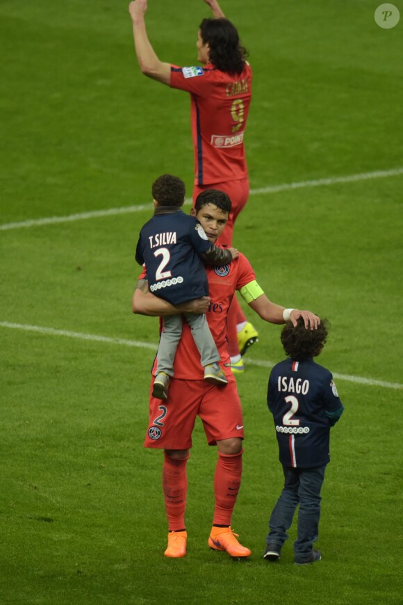 Thiago Silva et ses fils Isago et Iago lors de la victoire du PSG en finale de la Couple de la ligue au Stade de France à Saint-Denis, le 11 avril 2015