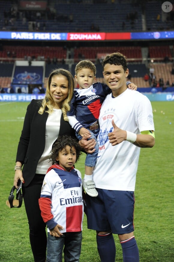 Thiago Silva avec sa famille lors de la célébration du titre de champion de France au Parc des Princes à Paris, le 7 mai 2014