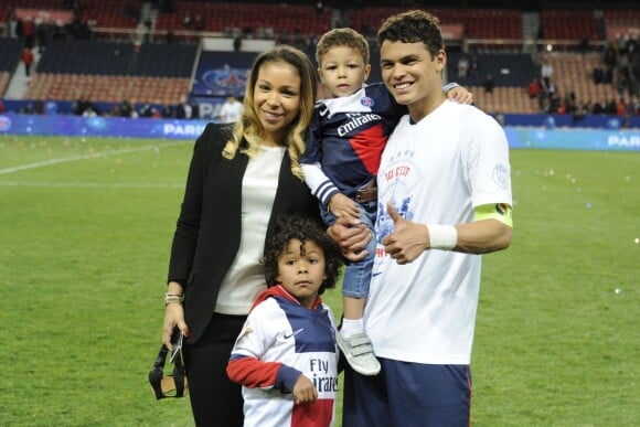 Thiago Silva avec son épouse Isabelle et leurs enfants Isago et Iago lors de la célébration du titre de champion de France au Parc des Princes à Paris, le 7 mai 2014
