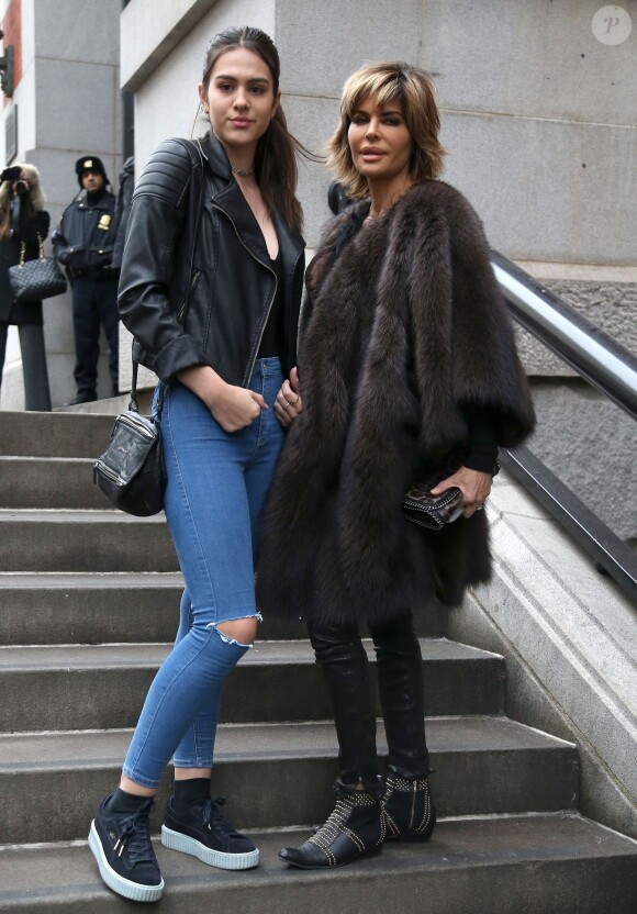 Lisa Rinna et sa fille Amelia Hamlin arrivent à la Park Avenue Armory pour assister au défilé Tommy Hilfiger (collection automne-hiver 2016-2017). New York, le 15 février 2016.
