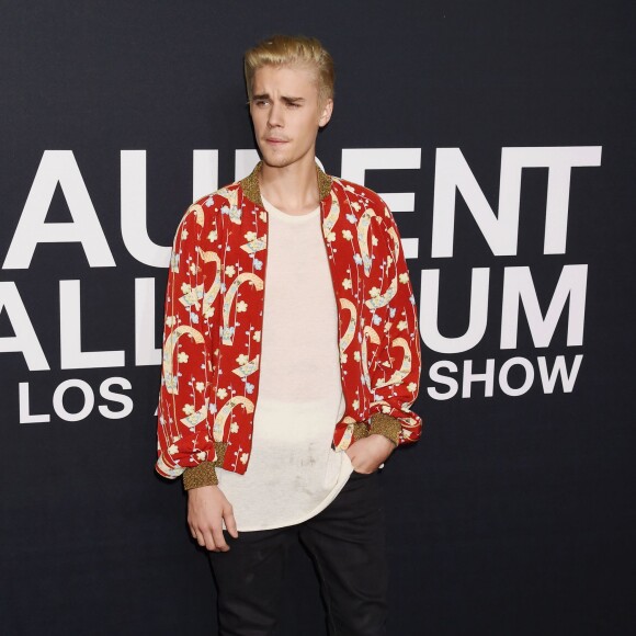 Justin Bieber - People au défilé Saint-Laurent à Hollywood le 10 février 2016.