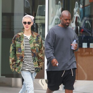 Justin Bieber se promène avec Corey Gamble dans les rues de Beverly Hills, le 18 janvier 2016.