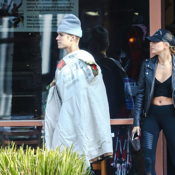 Exclusif - Justin Bieber et Hailey Baldwin à la sortie du restaurant Nate 'n Al à Beverly Hills le 11 janvier 2016.