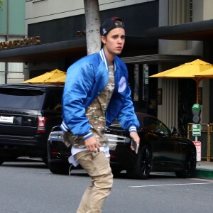 Justin Bieber fait du skateboard dans les rues de Beverly Hills, le 10 janvier 2016 Justin Bieber takes his skateboard to an office in Beverly Hills on January 10, 2016. The pop star jaywalked in front of several cars.10/01/2016 - Beverly Hills