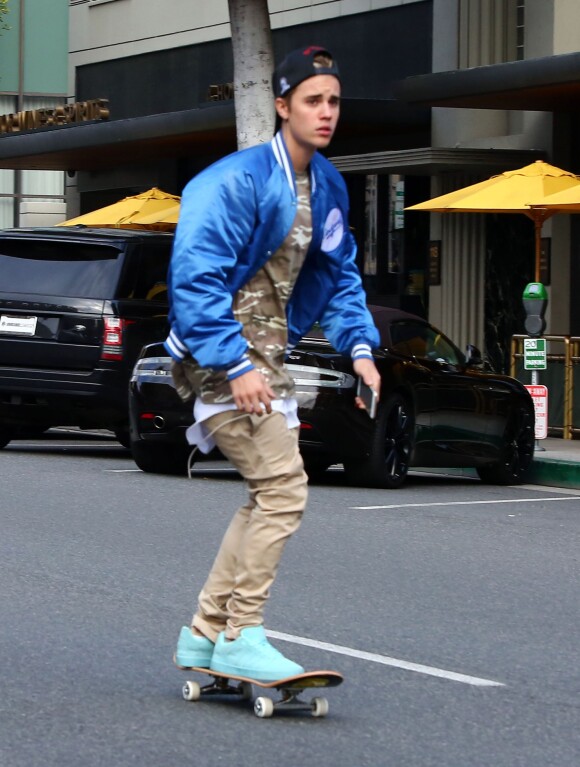 Justin Bieber fait du skateboard dans les rues de Beverly Hills, le 10 janvier 2016 Justin Bieber takes his skateboard to an office in Beverly Hills on January 10, 2016. The pop star jaywalked in front of several cars.10/01/2016 - Beverly Hills