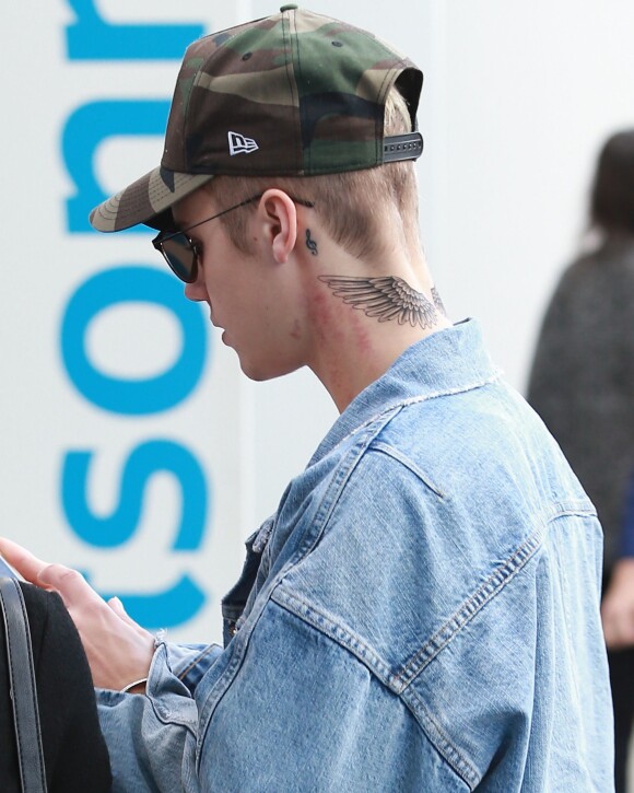 Le chanteur Justin Bieber s'est fait tatouer des ailes sur sa nuque à Los Angeles le 11 décembre 2015.