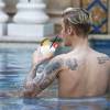 Exclusif - Justin Bieber se relaxe avec des amis au bord de la piscine de la 'Versace Mansion' en buvant un cocktail à Miami, le 9 décembre 2015
