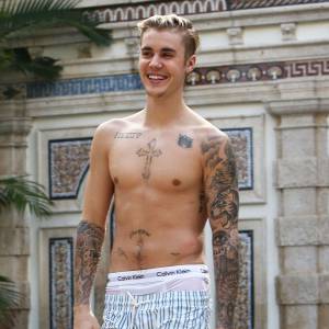 Exclusif - Justin Bieber se relaxe avec des amis au bord de la piscine de la 'Versace Mansion' en buvant un cocktail à Miami, le 9 décembre 2015