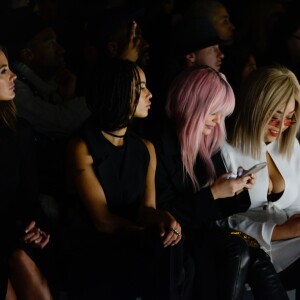 Hannah Davis, Jesinta Campbell, Zoë Kravitz, Kylie Jenner et Jordyn Woods au premier rang du défilé Vera Wang (collection automne-hiver 2016-2017) au Skylight at Moynihan Station. New York, le 16 février 2016.