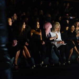 Hannah Davis, Jesinta Campbell, Zoë Kravitz, Kylie Jenner et Jordyn Woods au premier rang du défilé Vera Wang (collection automne-hiver 2016-2017) au Skylight at Moynihan Station. New York, le 16 février 2016.