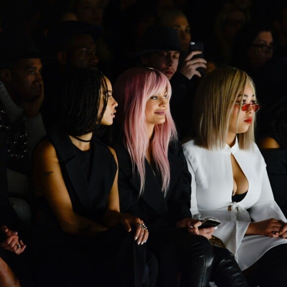 Hannah Davis, Jesinta Campbell, Zoë Kravitz, Kylie Jenner et Jordyn Woods au premier rang du défilé Vera Wang (collection automne-hiver 2016-2017) au Skylight at Moynihan Station. New York, le 16 février 2016.