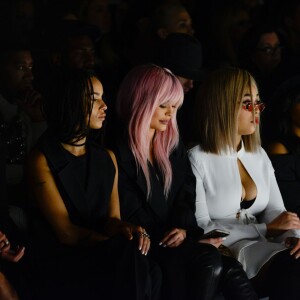 Hannah Davis, Jesinta Campbell, Zoë Kravitz, Kylie Jenner et Jordyn Woods au premier rang du défilé Vera Wang (collection automne-hiver 2016-2017) au Skylight at Moynihan Station. New York, le 16 février 2016.