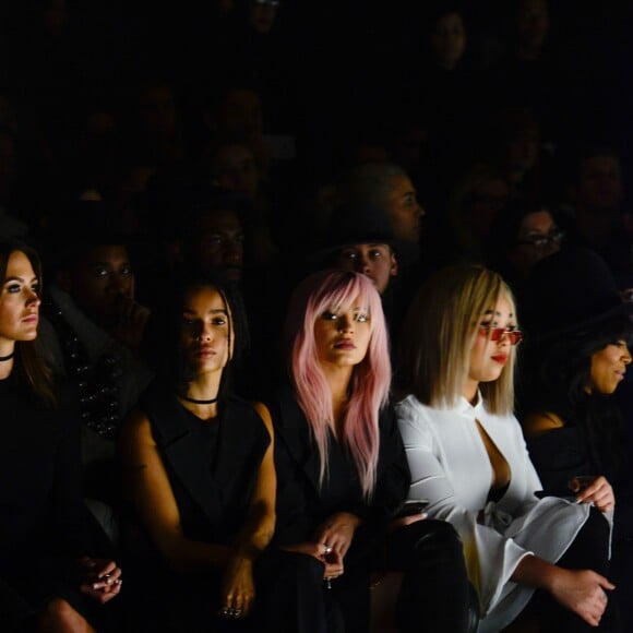 Hannah Davis, Jesinta Campbell, Zoë Kravitz, Kylie Jenner et Jordyn Woods au premier rang du défilé Vera Wang (collection automne-hiver 2016-2017) au Skylight at Moynihan Station. New York, le 16 février 2016.