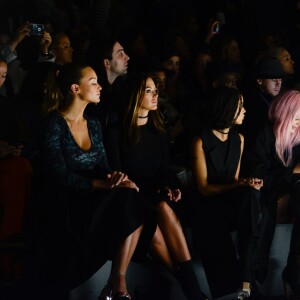 Hannah Davis, Jesinta Campbell, Zoë Kravitz, Kylie Jenner et Jordyn Woods au premier rang du défilé Vera Wang (collection automne-hiver 2016-2017) au Skylight at Moynihan Station. New York, le 16 février 2016.