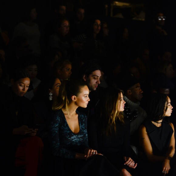 Hannah Davis, Jesinta Campbell, Zoë Kravitz, Kylie Jenner et Jordyn Woods au premier rang du défilé Vera Wang (collection automne-hiver 2016-2017) au Skylight at Moynihan Station. New York, le 16 février 2016.