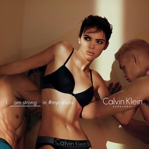 Kendall Jenner pose pour la nouvelle campagne Calvin Klein.