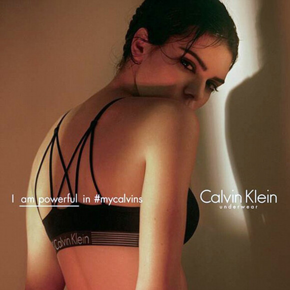 Kendall Jenner pose pour la nouvelle campagne Calvin Klein.