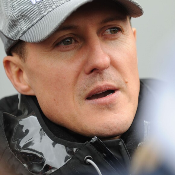 Michael Schumacher dans le paddock du Grand Prix de Chine à Shanghai le 15 avril 2010